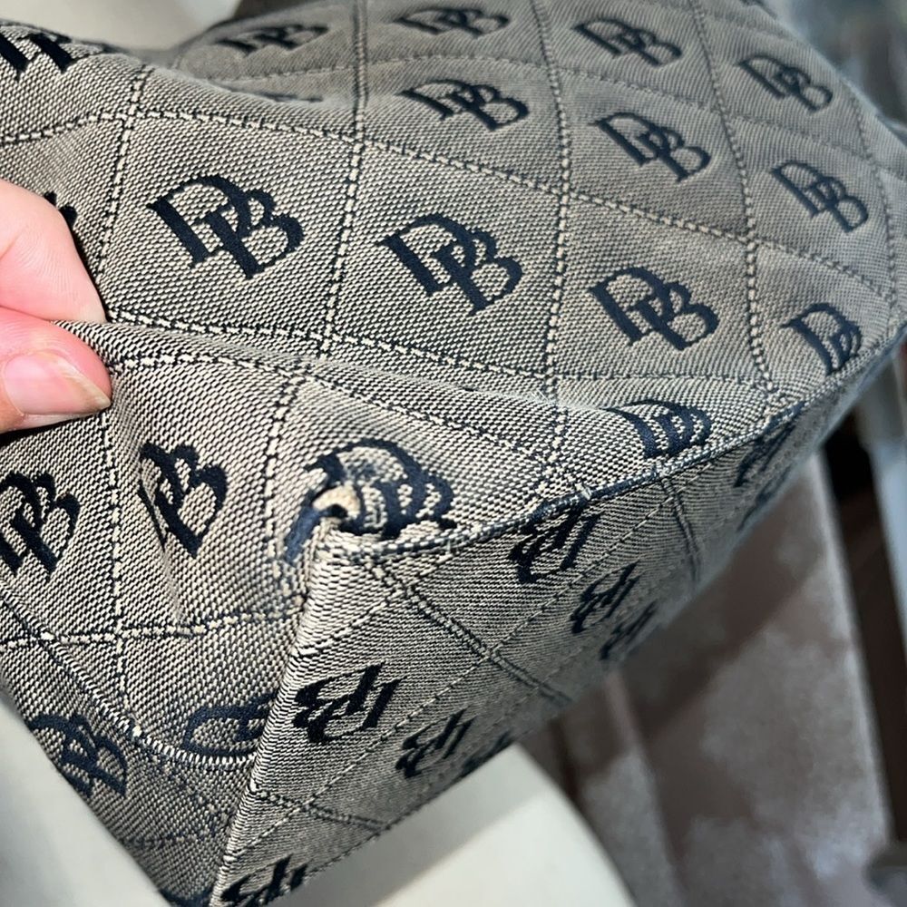 Black and white Dooney and bourke. - Picture 5 of 10